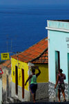 São Filipe, Fogo island - Cape Verde / Cabo Verde: women walking downhill - Café Fixe - photo by E.Petitalot